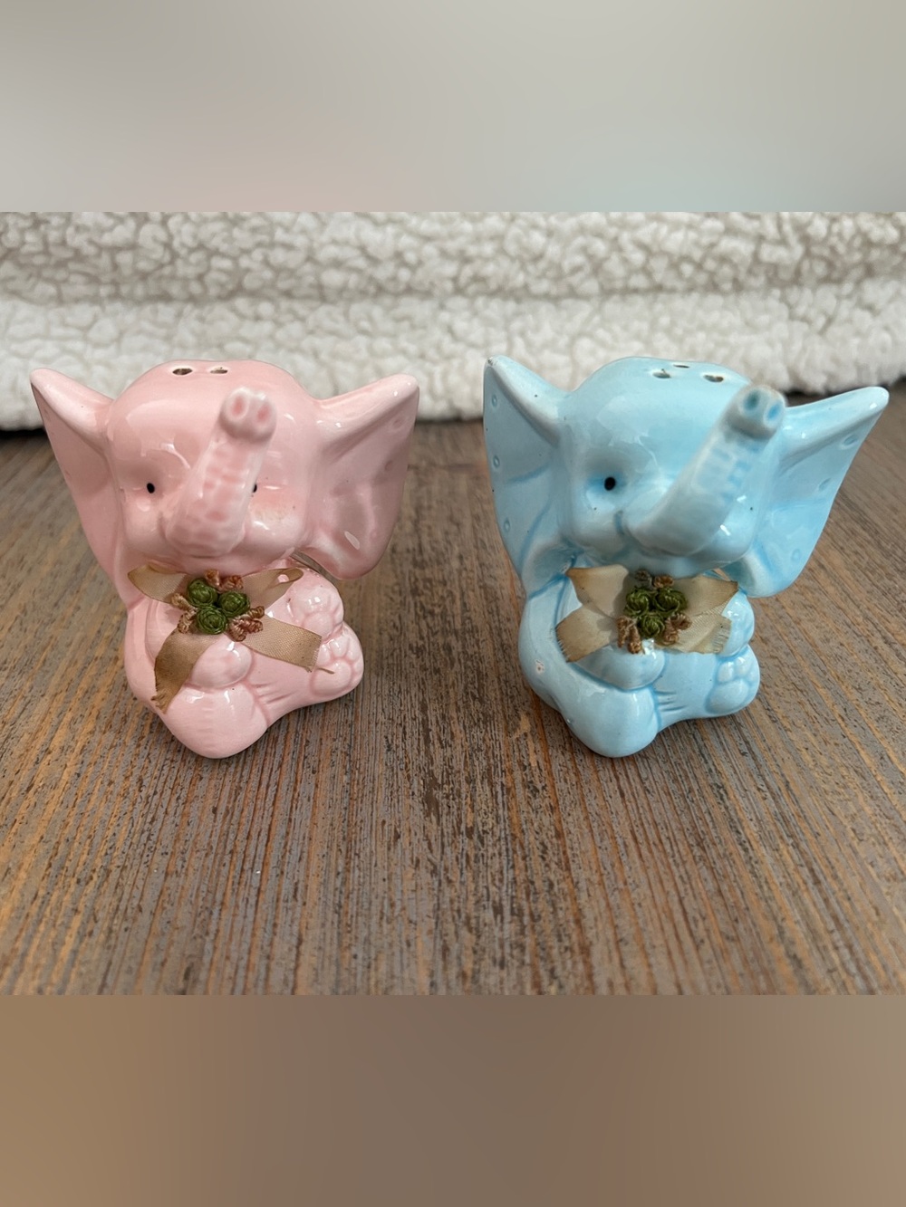 Vintage Artmark Kissing Elephants Salt And Pepper Shakers Ceramic Pink and Blue